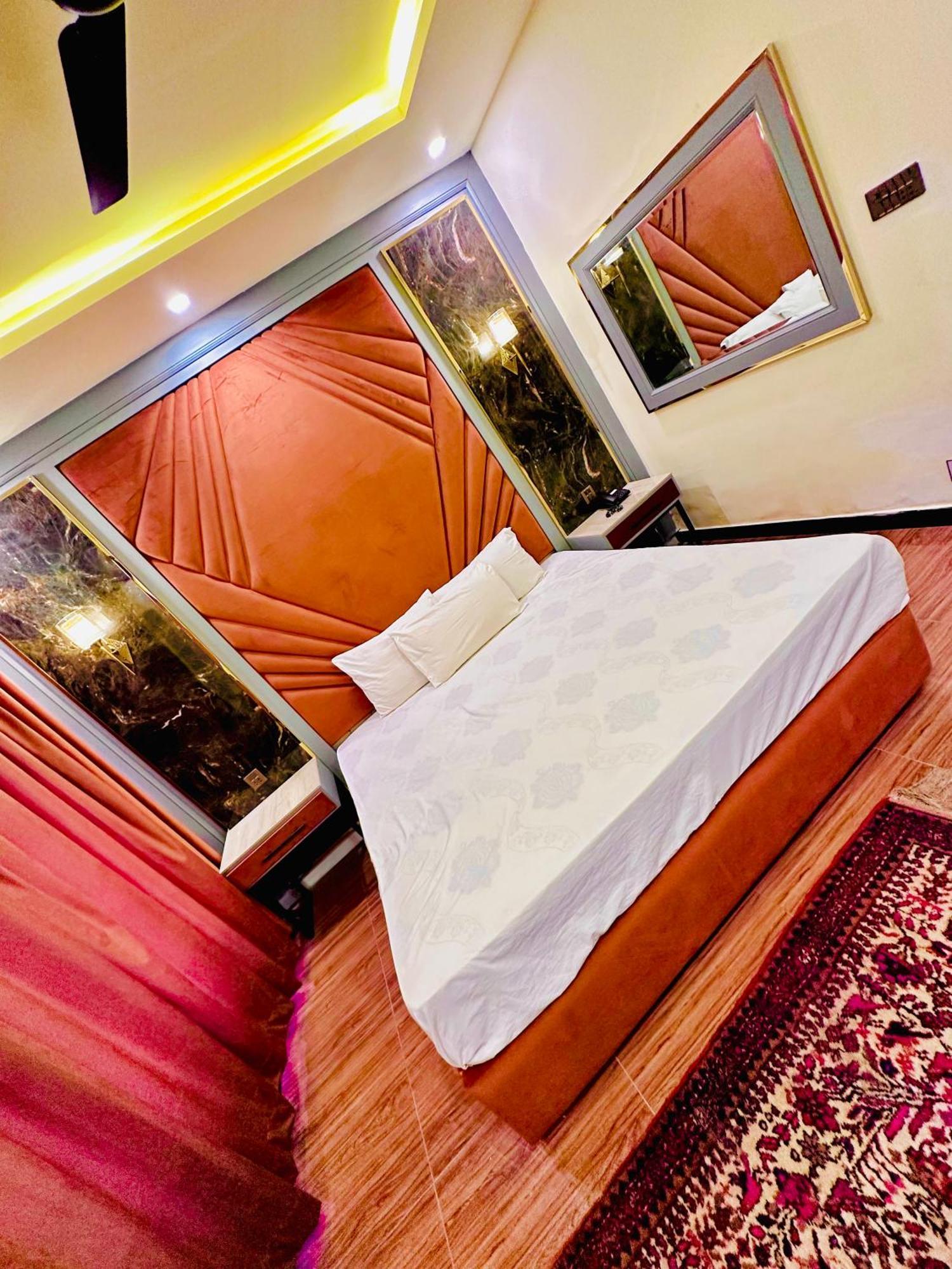 Blue Moon Continental Otel İslamabad Dış mekan fotoğraf