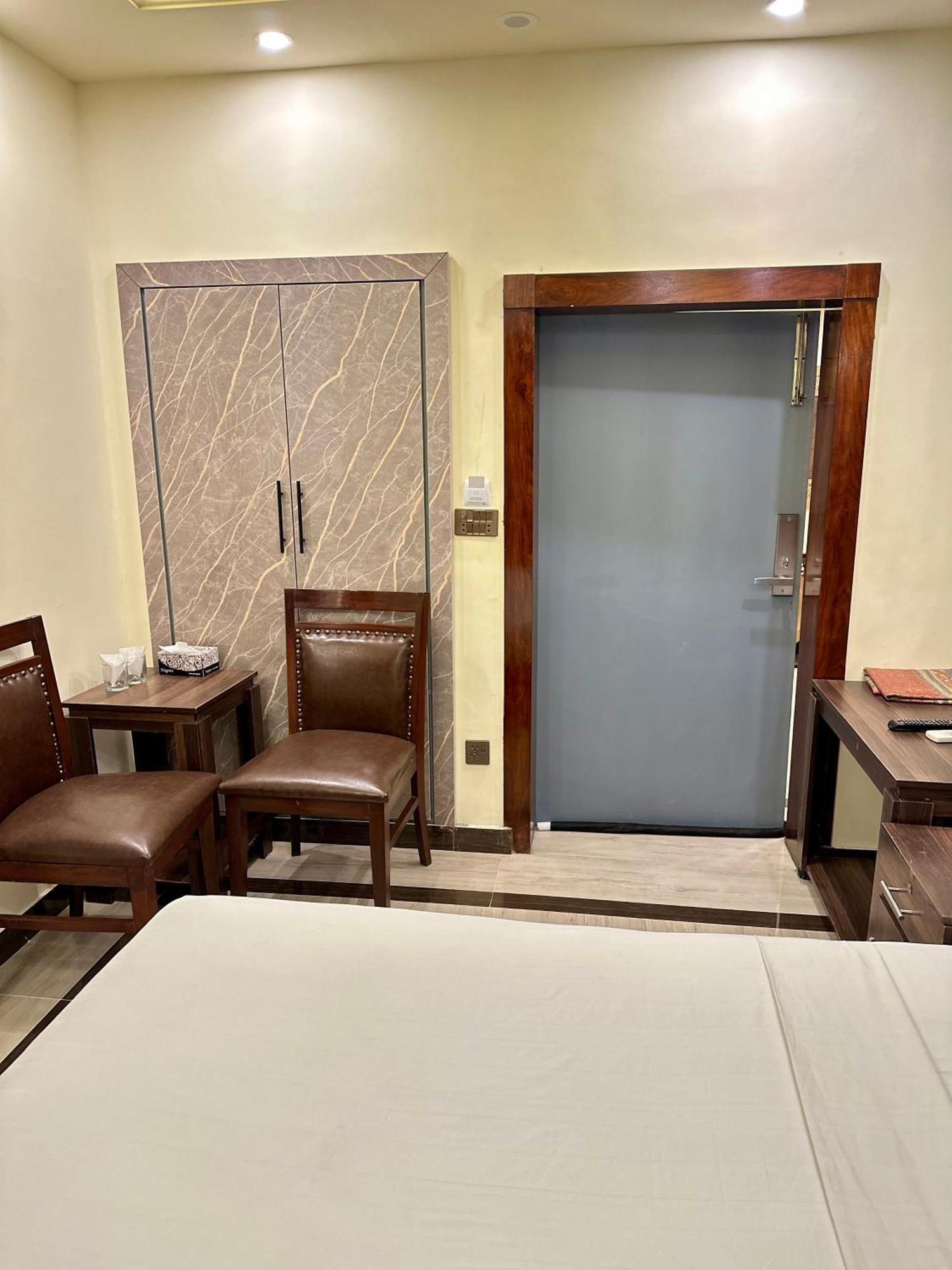 Blue Moon Continental Otel İslamabad Dış mekan fotoğraf